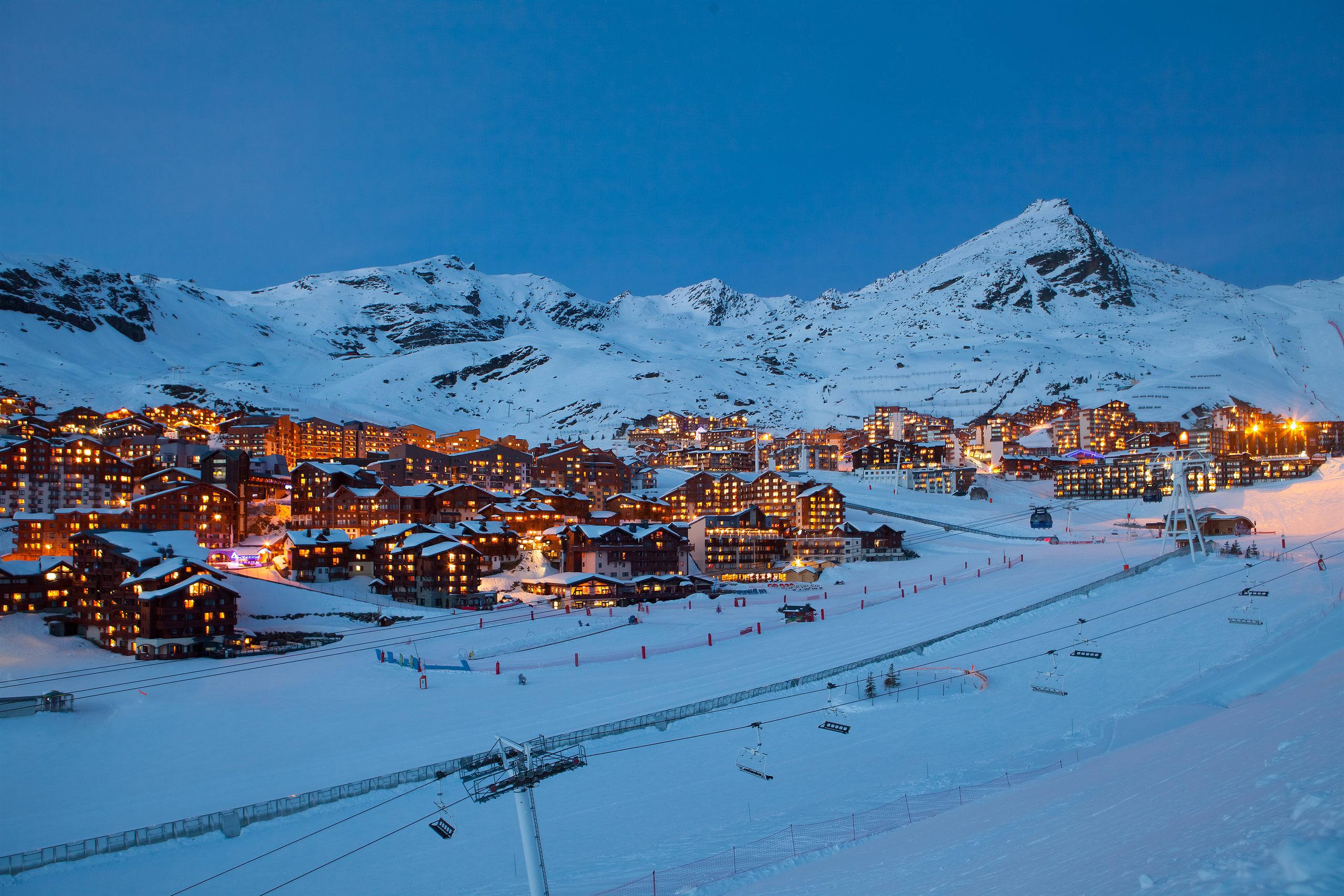 La station de Val Thorens illuminée à l'heure bleue, dans la Vallée des Belleville